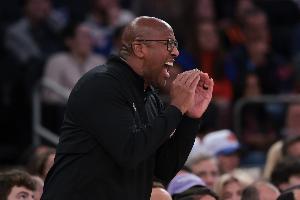 迈克·布朗：两队打得都非常拼 末节一段时间我们战术执行不到位